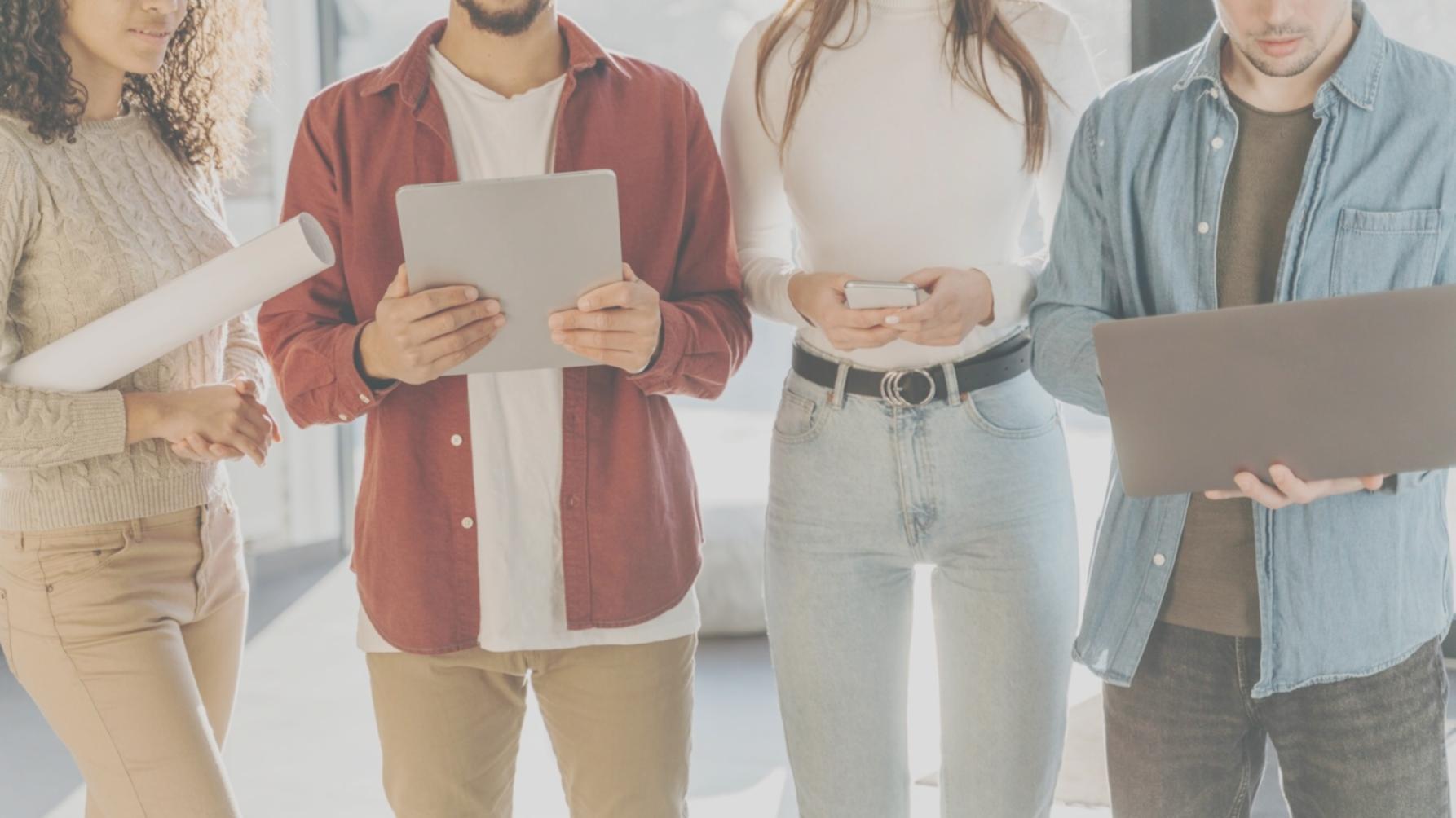 Finanzanalysten bei der Arbeit mit Diagrammen und Berechnungen